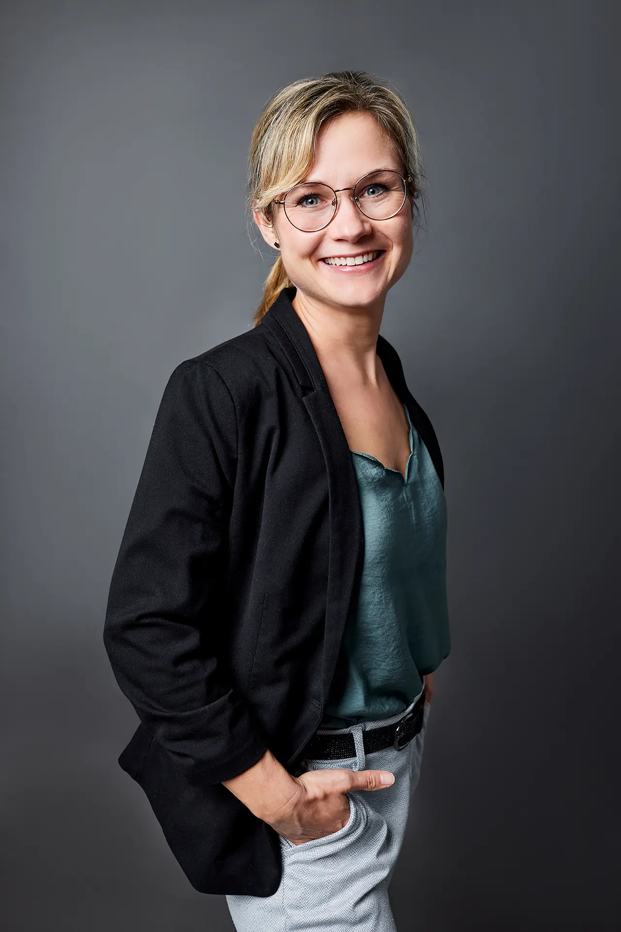 Businessbilder Frau mit Händen in den Taschen